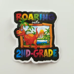 Dinosaurie, roaring into 2nd-grade, klistermärken/stickers  - Klistermärken/stickers Motiv: dinosaurie, Roaring into 2nd grade  Antal: 1st  Skick: ny/oanvänd  Kul att använda till pyssel, scrapbooking och annat. Kan tex användas till att dekorera din bärbara dator, skateboard, resväska, etc. 
