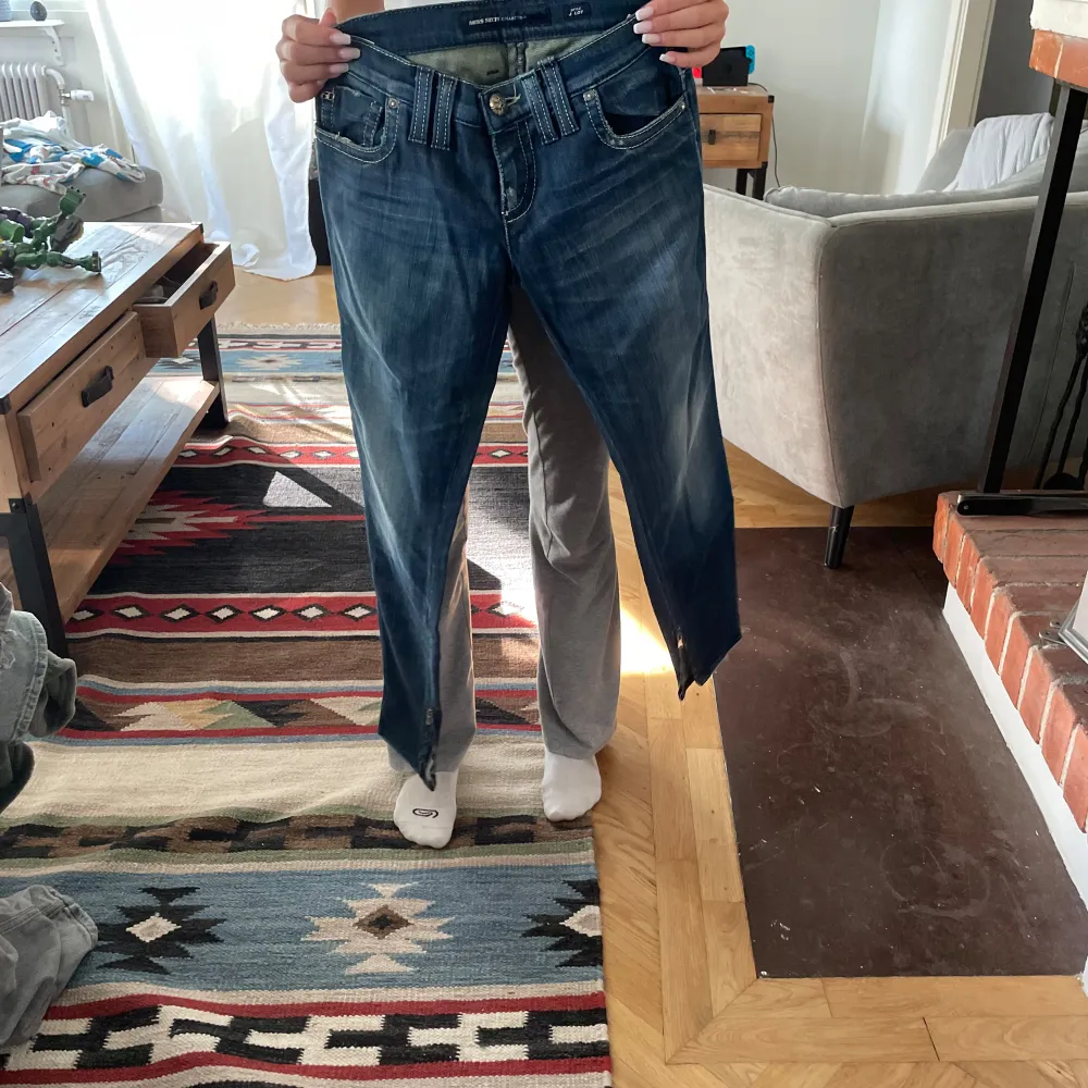 Säljer dessa jeans storlek står inte men dom är ganska små i storlek. Säljer för 450 och original pris är 1300. Säljer för dom är för små. . Jeans & Byxor.