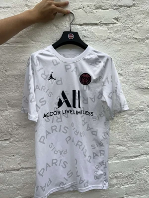 Fotbollströja PSG - Säljer denna PSG fotbollströja. Den är riktigt snygg och efterfrågad. I bra skick!