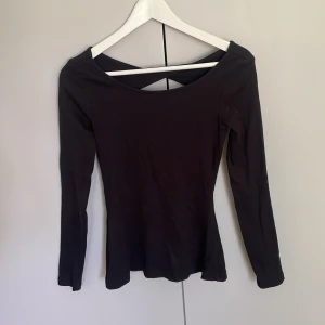 Långärmad tröja med öppen rygg! - Sparsamt använd långärmad tröja. Öppen i ryggen se bild 2! Köparen står för frakten!