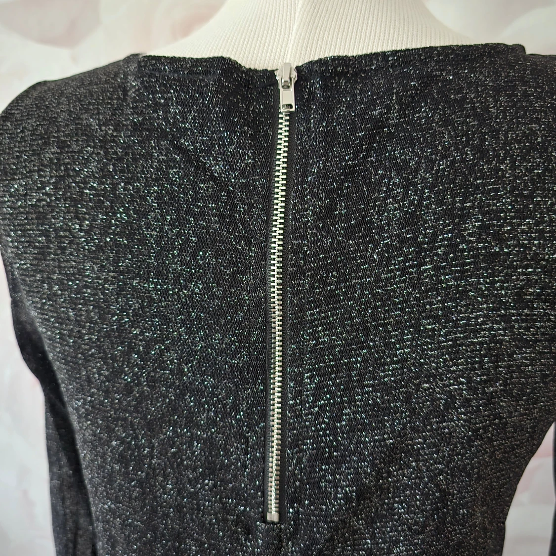 Glittring kort klänning. - 91