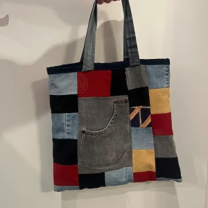 Tygkasse  - Cool tygkasse med jeansficka på utsidan och en innerficka inuti. I bra skick och jag har knappt använt den då jag har många andra väskor. Vid köp av flera varor kan man få ett paketpris😊