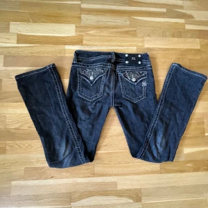 miss me jeans  - super fina gråa jeans (ser blåare ut på bilden) från miss me. dom har ett hål som är lagat, bild 3, men märks inte när man har på dom. Men därav priset, priset kan diskuteras. Säljer då dom är för små 💗