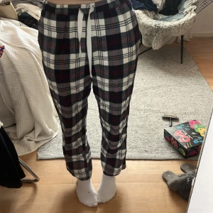 Rutiga pyjamasbyxor! - Byxorna är ifrån Twilfit och är köpta för något år sedan, men säljer nu för att jag länge har tyckt att de har varit för korta för mig! Annars är byxorna i fint skick och inga slitage! De är i storlek XS men passar även S!😊De är köpta för 449 kr! 