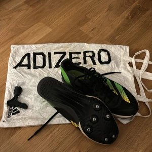 ADIZERO PRIME LIGHT STRIKE PRO - Proffs spikar med kolfiber inlägg som hjälper dig att bli ännu snabbare. Inga defekter och nypriset ligger på 2299kr. 