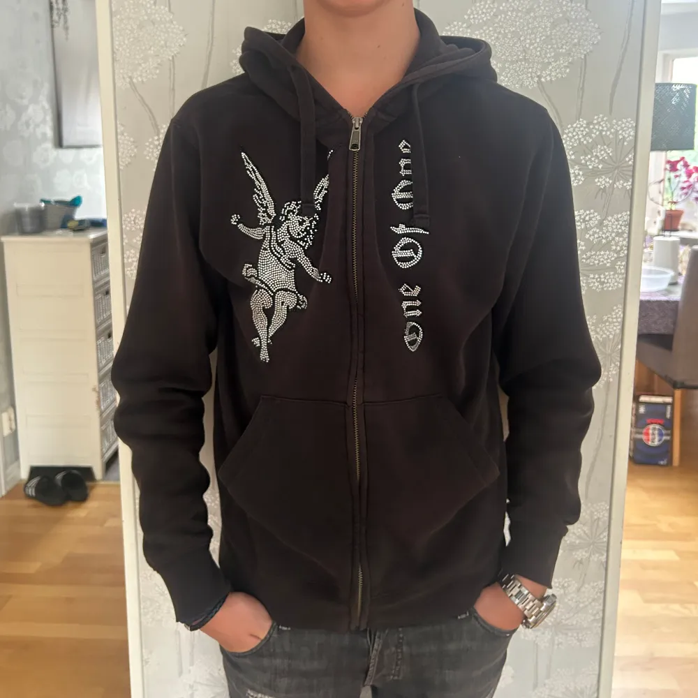 Säljer nu denna feta rhinestone hoodien, den är i bra skick och alla stenar sitter kvar. Nypriset på denna är 1500 och nu säljer jag den för 559 men pris kan diskuteras! . Hoodies.