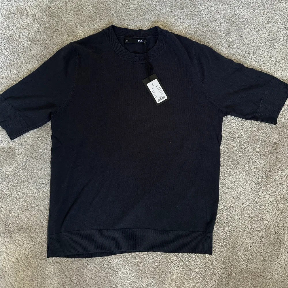 Mörkblå stickad tshirt från Lager 157 i storlek M, aldrig använd med prislapp kvar. . Neuleet.