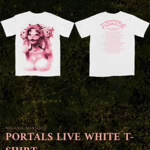 melanie martinez t-shirt tour merch - Köpt 2023 på portals tour i Stockholm. Jätte fin t- shirt men nästan aldrig använd. (Lite för liten) (Köpt för 400kr)