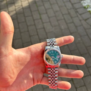 Seiko Mod - Arabic Dial - 36 mm - Seiko Mod - Arabic Dial - 36 mm Grön urtavla  NH35 movement Seiko hands  Stainless steel   Vid snabbaffär kan priset gå ner  Pris ej hugget i sten 