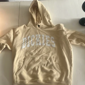 Dickies Hoodie - Väldigt sparsamt använd Knappt spår av användning. Växt ur den. Storlek Medium