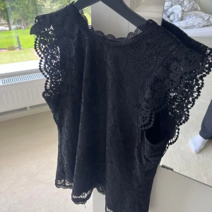 Spetsblus! - Så snygg spetsblus från märket Pieces köpt från zalando!💞Toppen är i storlek M, sparsamt använd!!