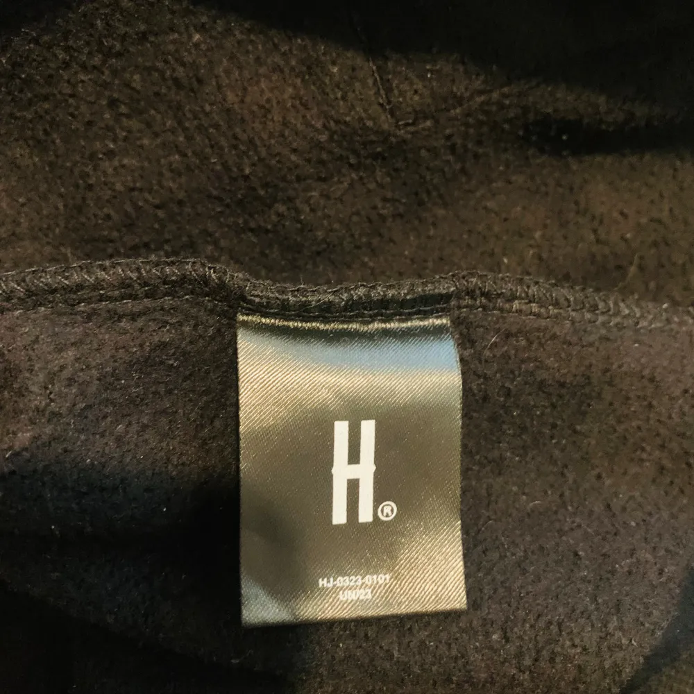 Mycket elegant och helt ny Hoodrich hoodie, på taggen står det xl men på mig är de som S, Jag har M. Hoodies.