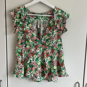 Blus blommig - Helt ny med prislapp, men har ej kommit till användning! Köpt i Belgien. 