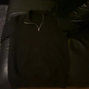 Half zip tröja - Snygg halfzip tröja, enkel och till ett bra pris. Nästintill oanvänd.  Skriv gärna vid frågor!