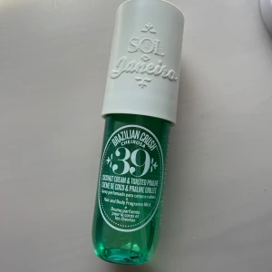 Sol de Janeiro 39 - Body Mist från Sol de Janeiro som inte säljs längre, se bild två hur mycket som är kvar!🩵