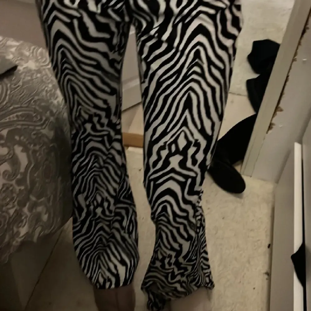 Så snygga zebra byxor som tyvärr inte kommer till användning!🩷passar mig som är 165🌟. Farkut & Housut.