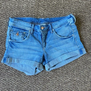 Låg midjade jeans shorts - Aldrig använda, sitter perfekt. 