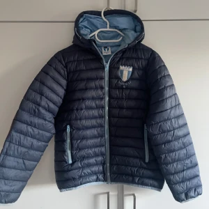 MFF Jacka  - MFF jacka storlek 146-152. Den är bra skick. Lite smutsig inuti men syns knappt. 