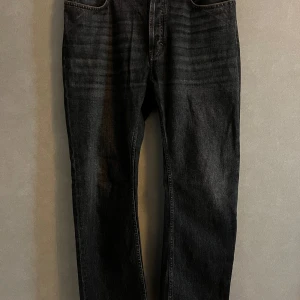 Acne Studios jeans - Svart/mörk gråa Acne jeans från kollektionen Blå Konst. Rak passform i storlek 30/32 men sitter som en 32/34. Skick 8/10 inga skador eller dylikt endast använda.