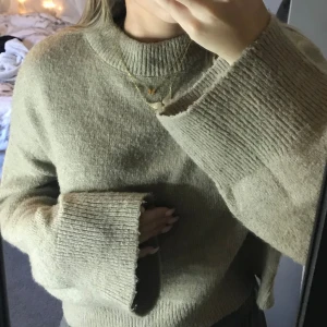 Stickad tröja - Ljusbrun stickad tröja från NA-KD, knappt använd så den är i fint skick. Den är i storlek M men passar S. Skriv vid frågor💕 (Köparen står för frakten💗)