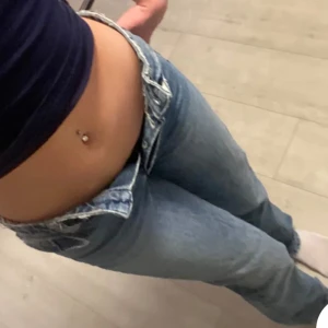 Zara jeans - Jättefina Zara jeans som tyvärr är för tighta på mig. Nästan inget tecken på användning. Jag skulle säga att de passar nån som är 160cm. Skriv vid frågor💕 (Köparen står för frakt💗)