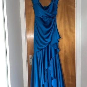 Blå satin balklänning  - Använd en gång. Storlek S/M. Priset kan diskuteras. Skriv privat för flera bilder!❣️