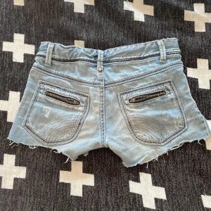 jeans short w25 - ett par shorts det är väldigt fina och om det skulle vara förstora i midjan kan man ändra det💞 det är låg midjade (väldigt) midjemått rakt över är i allafall 34 de är annars ganska stressigt jeans material 