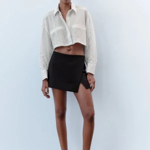 Zara kjol - Svart shorts/kjol från zara🎀🩷 Nyskick!! 280 kr 📦 ☀️