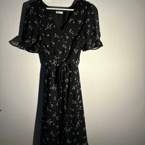 Klänning  - Klänning från Cubus i storlek 38