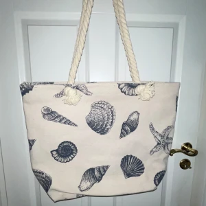 Strandväska - En helt ny strandväska med dragkedja.  Mått: 48 x 36  