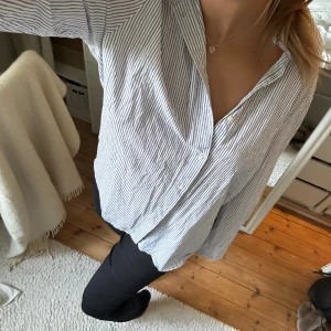 Skjorta randig  - Super söt randog skjorta med söta knappar