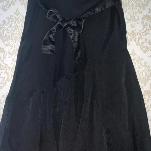 Svart kjol - En underbar svart kjol💕 med snöre.