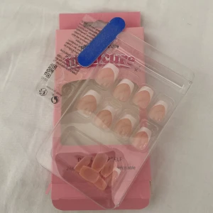 helt nytt nagelsett - aldrig använt, man får med ett sett naglar, patches som man fäster naglarna med och en liten nagelfil💕