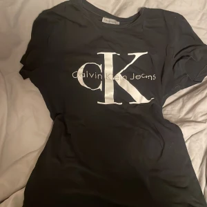 Calvin klein tshirt - Calvin klein tshirt i fint skick storlek Xs men passar även S