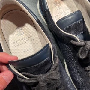 Brunello cucinelli skor - Snygga BC sneakers storlek 41 men passar 42 väldigt bra skick bara höra av er vid flera frågor 🙌