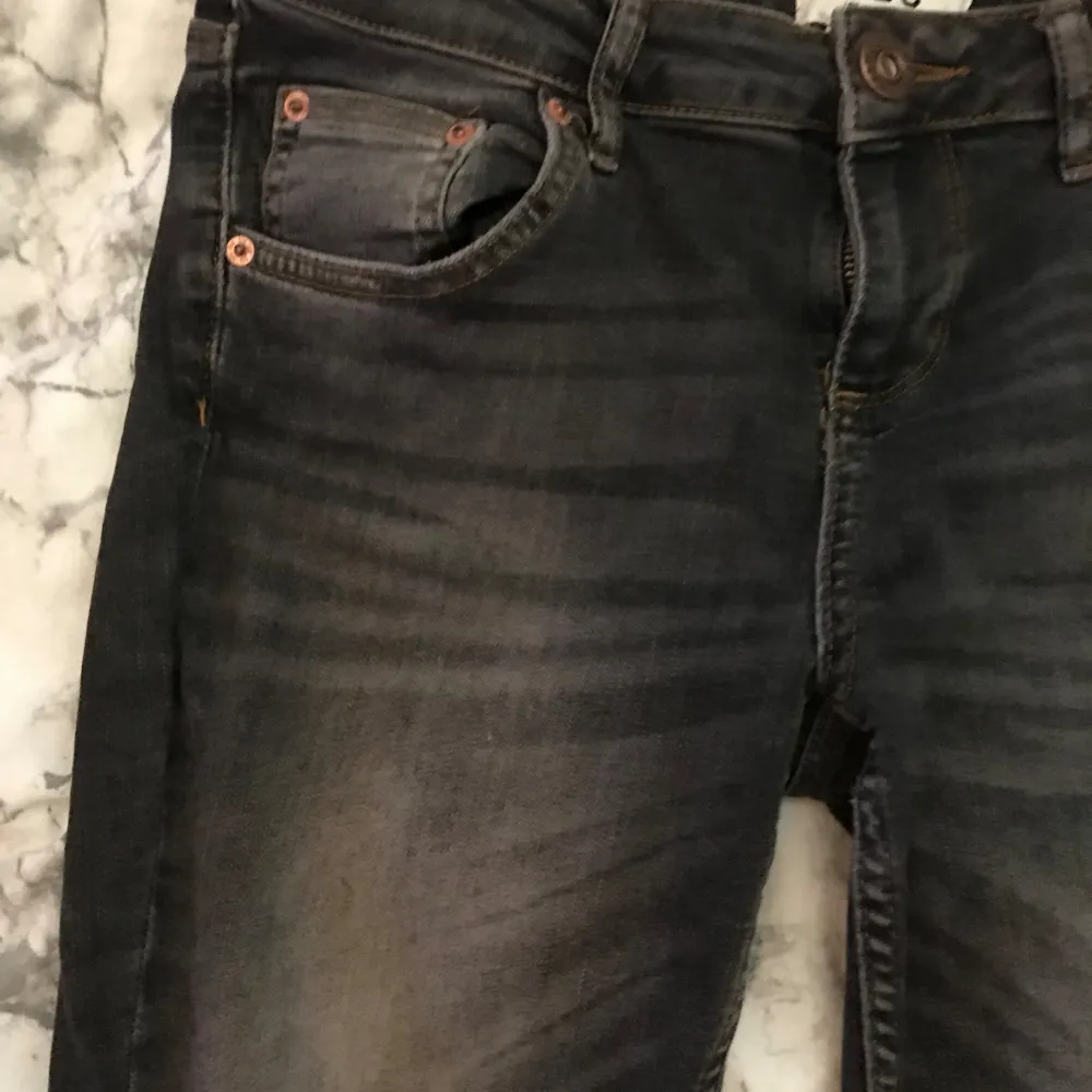 Skit snygga lågmidjade bootcut jeans gråa och knappt använda. Säljer pågrund av att det är för korta på mig är 172 för referens. Jeans & Byxor.