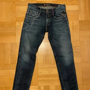 Replay Barcelona jeans  - Hej, säljer dessa Replay jeans för de inte passar mig. Byxorna är i bra skick. 😊 svara gärna på frågor eller funderingar!(30*30)