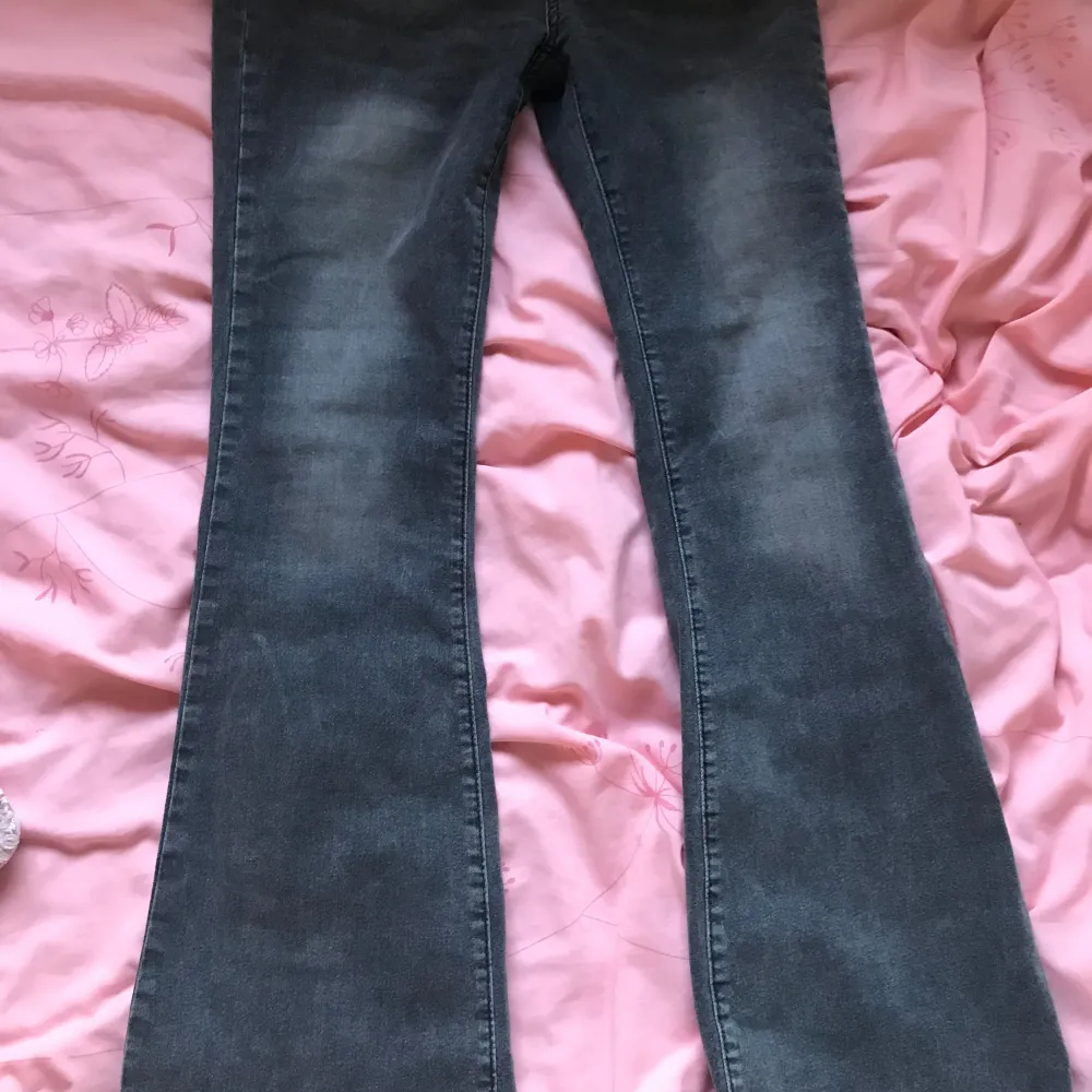 Ett par mörkblå bootcut jeans med en lätt fade. Likt ett par andra jeans jag säljer. Jeans & Byxor.