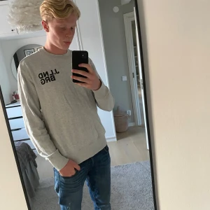 Tröja - Säljer nu denna riktigt feta gråa J. Lindeberg tröja. Den är köpt för 999kr. och använd fåtal gånger utan några som helst slitage. Storlek M Säljer för endast 299kr då de även ingår ett blått flätat bälte💯💯💯 Priset går att diskutera vid snabb affär!!