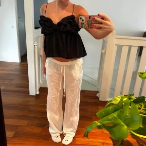 Vit linnebyxor🤍 - Super fina lågmidjade linnebyxor, lite skrynkliga på bilden men det går att lösa💞