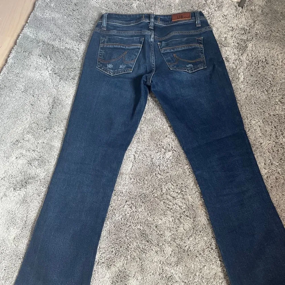 säljer dessa lågmidjsde jeans i jätte bra skick, storlek 26:30. skriv för fler bilder 🥰. Jeans & Byxor.