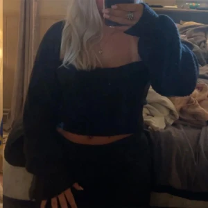 Stickad topp med en bolero  - Säljer en stickad topp och en matchande långärmad bolero till🫶🏻