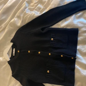 Kofta med guldknappar - Jätte fin ”kofta” ifrån Zara, storlek S💗