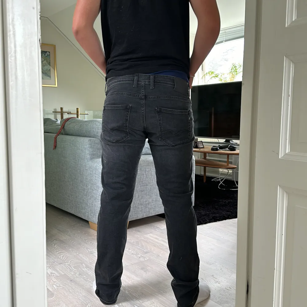 Ett par fräscha replay jeans. Andvända endast när jag tog bilderna då jag tänkte lämna tillbaka jeansen men lappen revs av!! Pågrund av detta är dem i extremt bra skick! Storlek 32 . Jeans & Byxor.