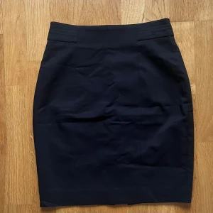 Svart pencilskirt - Mid figurnära kjol från hm, oanvänd. 