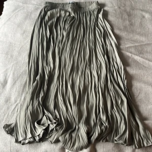 Sidenkjol  - Sidenkjol från Zara. Krinklat blankt fint tyg.  Knappt använd och är som helt ny! 