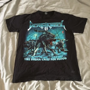 Death Angel T-Shirt - Säljer nu min death angel t-shirt, det är inget fel på den alls men själv tycker jag trycket är för stort för min smak så den har inte kommit till mycket användning som jag hoppades, därför säljer jag den :) köpt på gefle metal festival 23