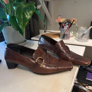 Italian loafers kitten heel - Skit snygga vintage klackar, köpta på secondhand. Inga defekter på skons utsida, lädret har dock flagnat på insidan lite. Skriv för fler bilder eller frågor. 