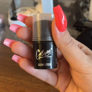 Highlither - Helt ny, endast testad på armen för bild. Jättefin men har tillräckligt med smink. Köparen står för frakten ❤️