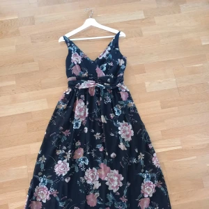 Klänning - Aldrig använd klänning.